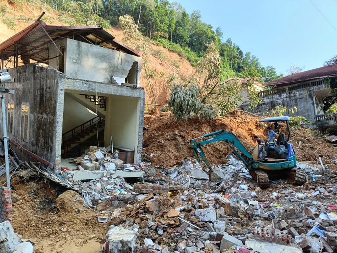 Hàng trăm ngôi nhà ở tỉnh Yên Bái bị sạt lở đất làm sập đổ, gây thương vong lớn về người và tài sản. Ảnh: Thanh Tiến.