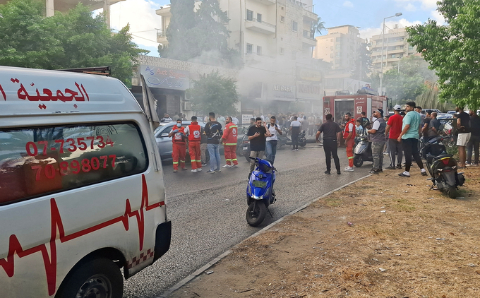 Khói bốc lên từ một cửa hàng lưu động khi các thành viên lực lượng Hezbollah tập trung tại Sidon, Lebanon hôm 18/9. Ảnh: Reuters.