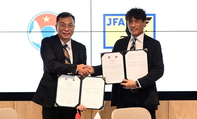 Đại diện 2 Liên đoàn bóng đá Việt Nam và Nhật Bản trao đổi hợp tác. Ảnh: JFA