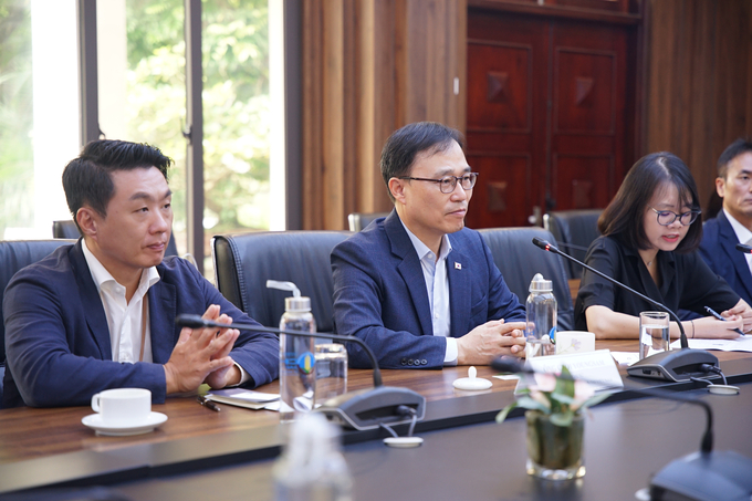 Ambassador Choi Yongsam (middle), representing the South Korean government, expressed heartfelt sympathies to the Vietnamese populace affected by Typhoon No. 3. Photo: Linh Linh.