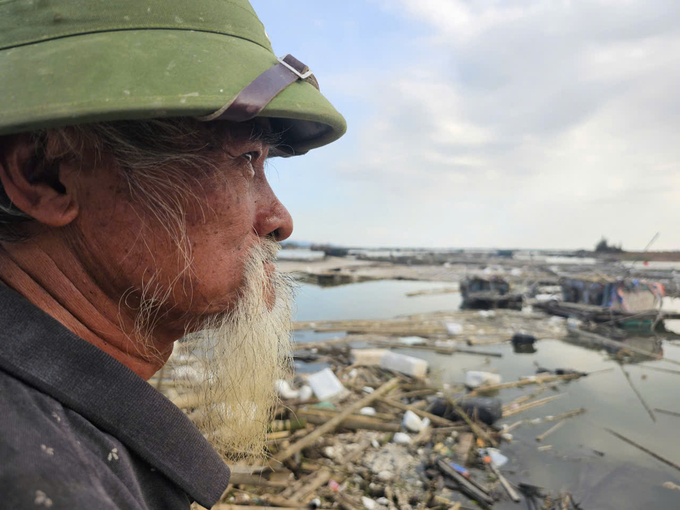 Mr. Dinh Van Bao, a marine farmer in Hiep Hoa. Photo: Hoang Anh.