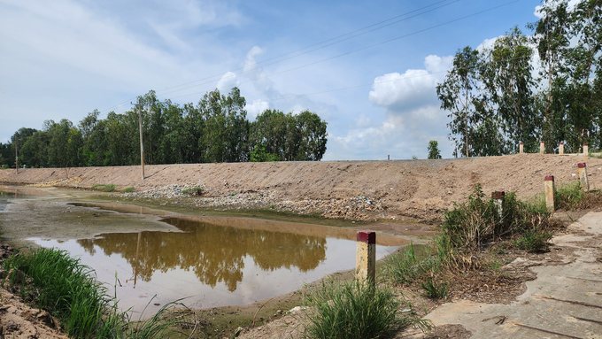 One of the enclosed dike sections in Hong Ngu City, Dong Thap Province. Photo: Kim Anh.