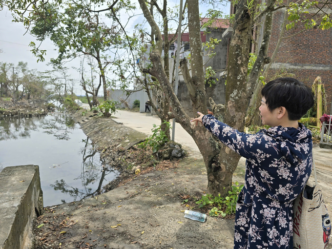 People are miserable living next to a dirty, smelly canal during the days after the storm. Photo: Dinh Muoi.