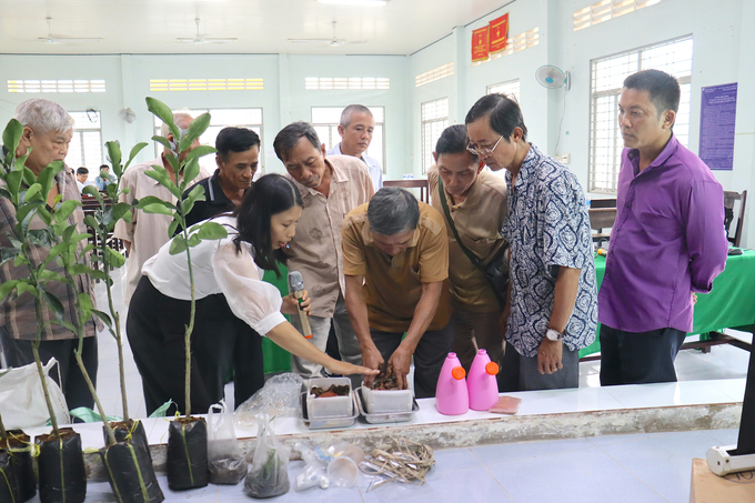 Hướng dẫn nông dân chăm sóc cây giống bưởi da xanh đảm bảo an toàn sinh học. Ảnh: Minh Đảm.