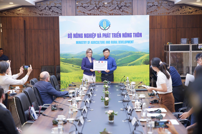 New Zealand Ambassador to Vietnam, Ginny Chapman, represents and delivers 1 million New Zealand dollars (approximately 620,000 USD). Photo: Linh Linh.