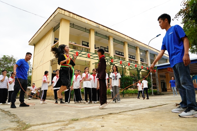 Không chỉ mang đến sữa, đoàn nhân viên Vinamilk còn vui chơi cùng các em nhằm tạo niềm vui, động viên các em về lại cuộc sống thường ngày sau những ngày bão. Ảnh: VNM.