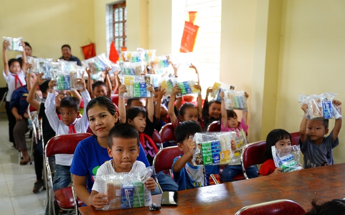 Trẻ nhỏ tại xóm Trung Sơn, xã Quang Sơn, huyện Đồng Hỷ (Thái Nguyên) có một trung vui tươi hơn với các phần quà của Vinamilk. Ảnh: VNM.