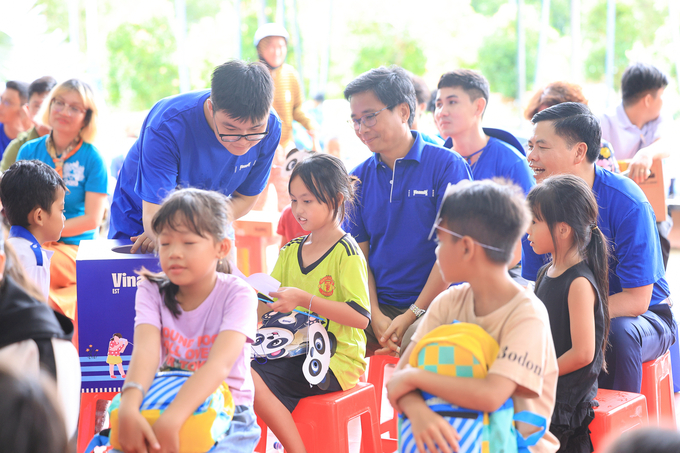 Nhân viên Vinamilk đã chung tay tổ chức cho các em tại xã Đất Mũi (Cà Mau) một Trung thu vui tươi, ấm áp. Ảnh: VNM.