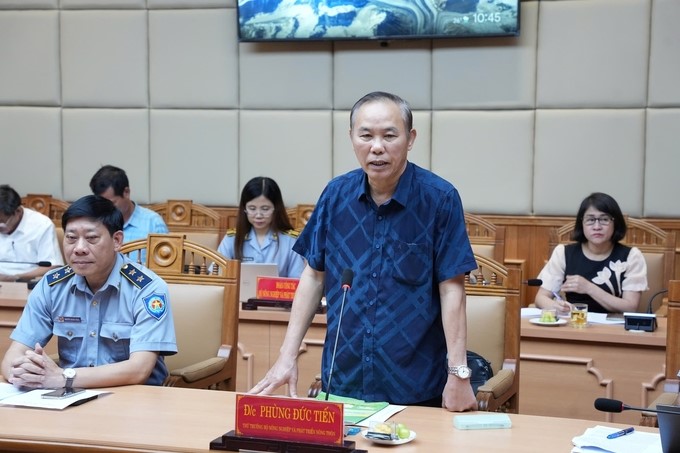 Deputy Minister Phung Duc Tien spoke at the working session with Thua Thien - Hue Provincial Party Committee on the fight against IUU fishing. Photo: CD.