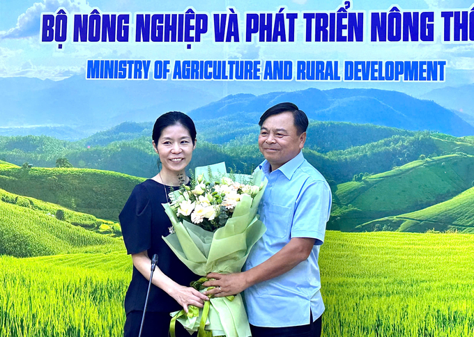 Deputy Minister Nguyen Hoang Hiep presented flowers to Takebayashi Yoko, Deputy Chief Representative of JICA Vietnam. Photo: Phuong Linh.