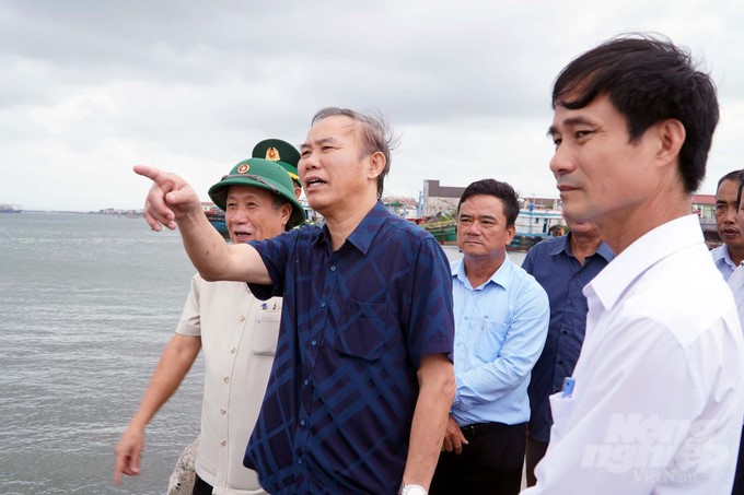 Deputy Minister Phung Duc Tien inspected the response to tropical depression and storm No. 4 that is at risk of making landfall. Photo: Vo Dung.