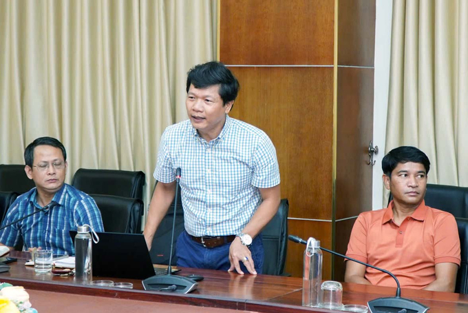 A representative from Slow Vietnam Co., Ltd. addressing challenges in building the production and consumption chain for coffee products in Quang Tri Province. Photo: Vo Dung.