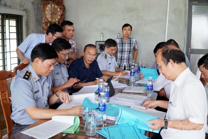 Deputy Minister Phung Duc Tien directly checked documents at the Fisheries Inspection and Control Office at Cua Viet Fishing Port. Photo: Vo Dung.