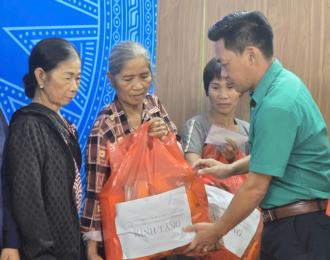 Ông Lê Quang Hiển, Giám đốc Công ty TNHH Lợn giống Dabaco Hải Phòng tặng quà cho người dân xã Lưu Kỳ, huyện Thủy Nguyên, Hải Phòng. Ảnh: Đinh Mười.