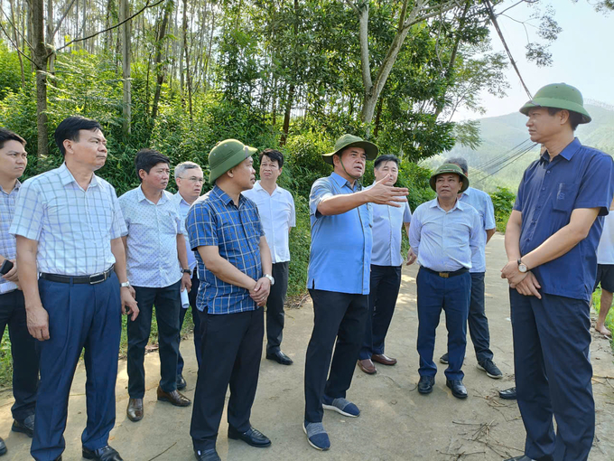 Thứ trưởng Bộ NN-PTNT Trần Thanh Nam và đoàn công tác kiểm tra công tác khắc phục bão lũ tại tỉnh Yên Bái. Ảnh: Thanh Tiến.