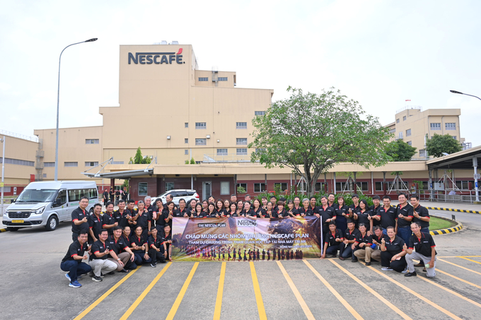 Fifty outstanding farmers from the NESCAFÉ Plan program had a memorable and special visit to Nestlé Tri An Factory in Dong Nai Province. Photo: NVL.