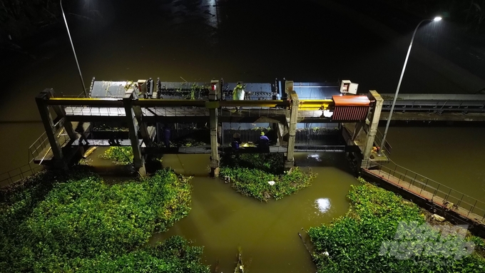 The pumping station at 22:00 on September 16. Photo: Hung Khang.