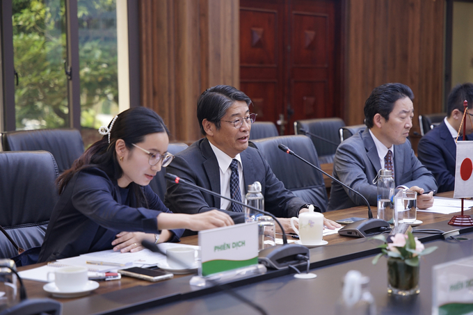 Ambassador Ito Naoki (center) said that Japan is actively considering cooperation with Vietnam to deploy humanitarian aid and support in the medium and long term to help people recover from natural disasters. Photo: Linh Linh.