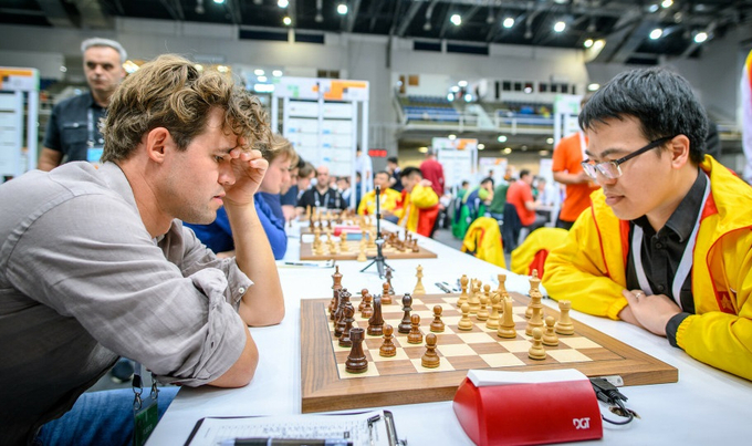 Lê Quang Liêm đã thua trước Magnus Carlsen tại trận thi đấu trực tiếp ở Olympiad 2024. Ảnh: FIDE