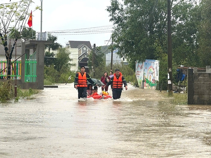 Mưa lớn kéo dài làm nhiều khu vực ở các phường, xã trên địa bàn TP Phú Quốc ngập sâu, gây ảnh hưởng đến cuộc sống, sinh hoạt của hàng trăm hộ dân. Ảnh: Trung Chánh.