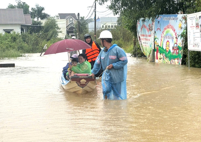 Lực lượng xung kích phòng chống thiên tai TP Phú Quốc hỗ trợ, di dời các hộ dân ở những nơi ngập sâu đến nơi tránh trú an toàn. Ảnh: Trung Chánh.