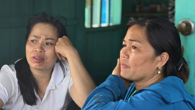 Ms. Nguyen Thi Tuyet (right cover) tells about the life-and-death moment when she jumped from one raft to another in the storm. Photo: Cuong Vu.