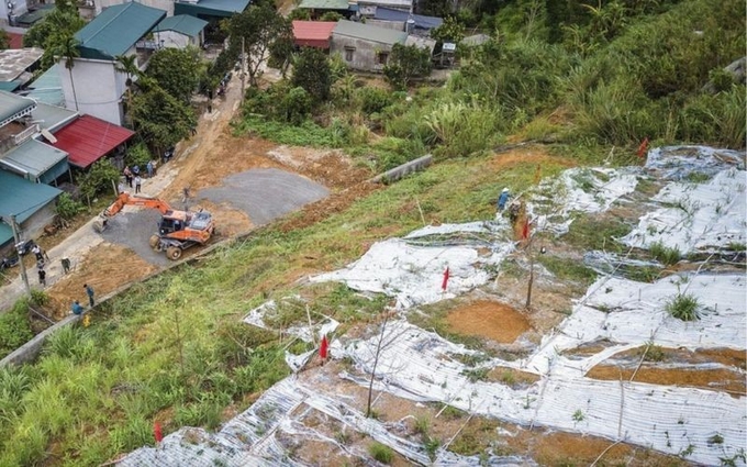 Khu vực đồi Lủ Thao được chính quyền địa phương cắm cảnh báo. Ảnh: Trọng Đạt.