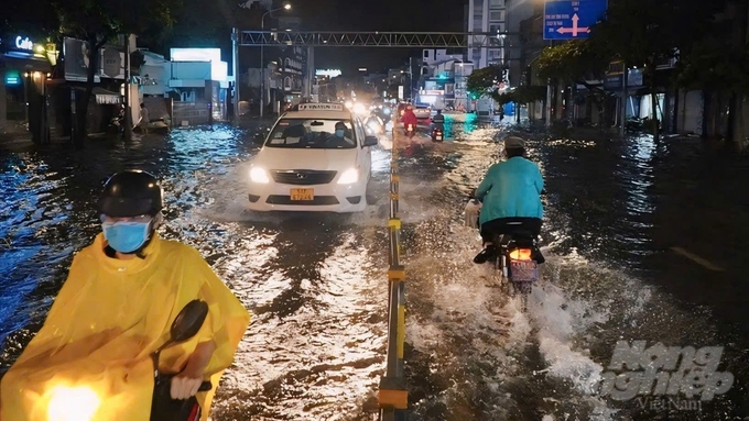 Nhiều tuyến đường tại TP.HCM bị ngập nặng. Ảnh: Trần Phi.