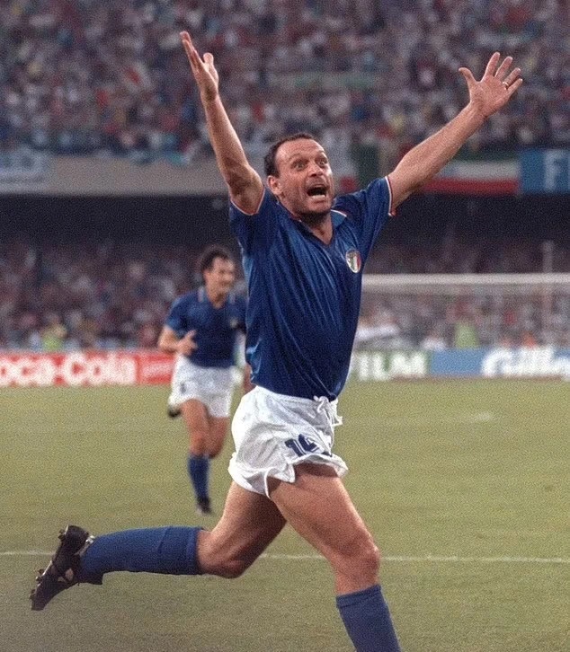 Salvatore Schillaci đã là niềm cảm hứng cho cổ động viên Italia năm 1990. Ảnh: AFP