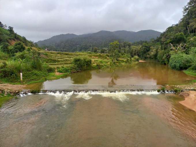 Mưa lớn, nước lên nhanh gây ngập ngầm tràn Cô Chất ở huyện Kon Plông, gây ách tắc giao thông. Ảnh: Đ.L. 