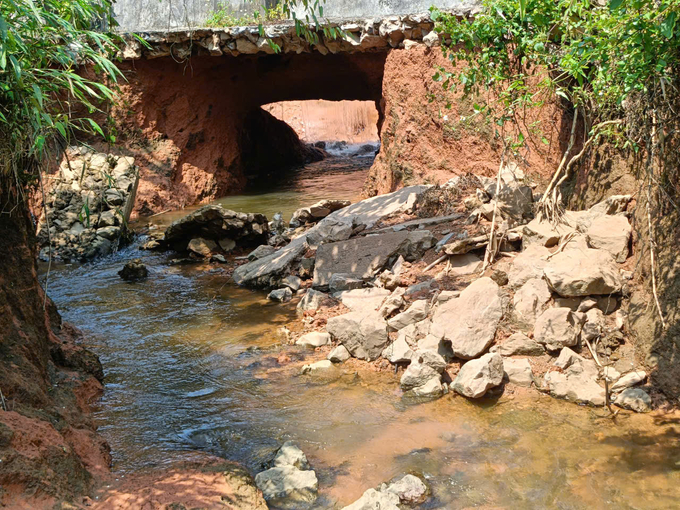 The dam of Khe Tham Lake project was breached due to heavy rain and floods, causing water loss. Photo: Thanh Tien.