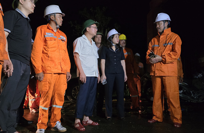 Ông Cao Tường Huy (áo trắng) kiểm tra công tác khắc phục điện sau bão số 3. Ảnh: Vũ Cường.