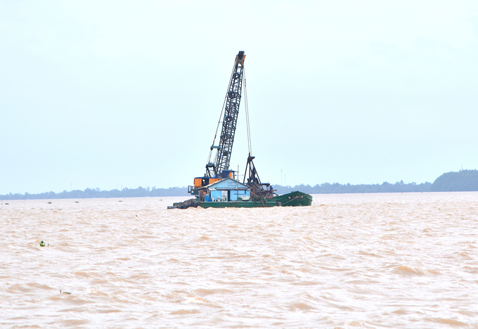 Khai thác cát trên sông Cổ Chiên. Ảnh: Minh Đảm.