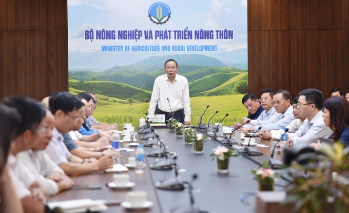 Thứ trưởng Bộ NN-PTNT Phùng Đức Tiến chủ trì Hội nghị phối hợp hỗ trợ khôi phục sản xuất chăn nuôi và nuôi trồng thủy sản sau cơn bão số 3 diễn ra sáng 21/9, tại Hà Nội. Ảnh: Hồng Thắm.