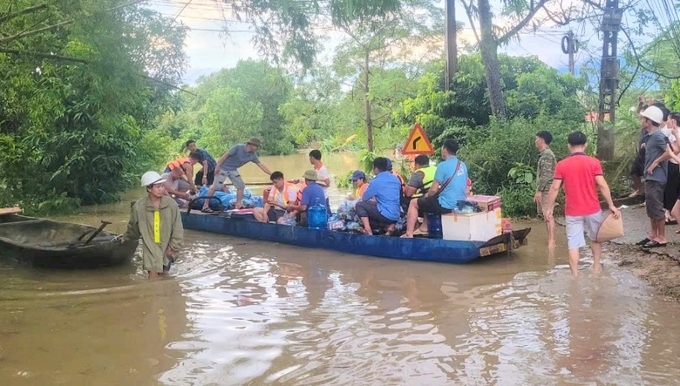 Tập đoàn Mavin đồng hành cùng đại lý, trực tiếp đến vùng lũ ủng hộ nhu yếu phẩm cho hộ chăn nuôi khó khăn.