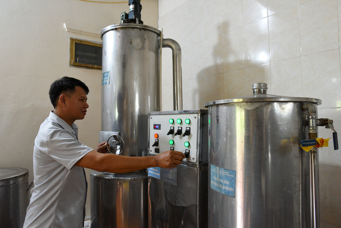 Mr. Dang Thanh Tung next to the hydraulic lowering system. Photo: Duong Dinh Tuong.