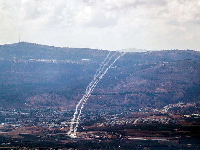 Hệ thống phòng không Vòm Sắt của Israel đánh chặn tên lửa phóng từ Lebanon hôm 21/9. Ảnh: Reuters.