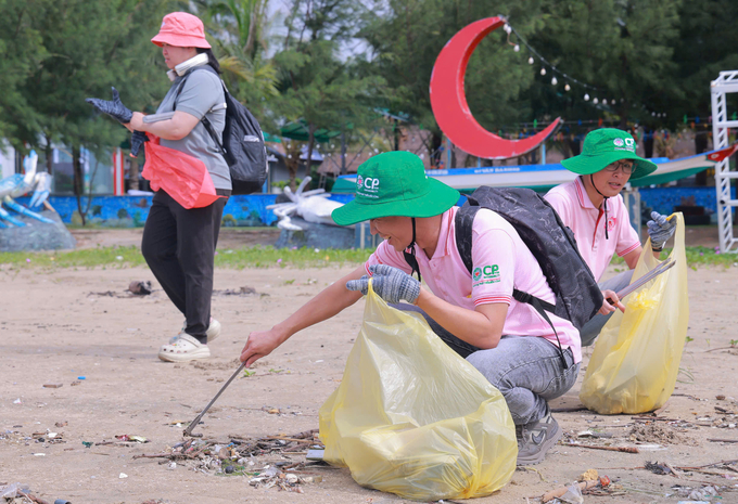 Các tình nguyện viên của C.P. Việt Nam tham gia nhặt rác trên bờ biển.