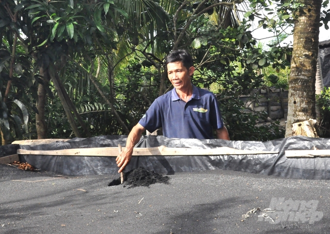 Nông dân Hậu Giang thu gom rác thải sinh hoạt, chất thải chăn nuôi ủ thành phân hữu cơ bón cho cây trồng, hạn chế ô nhiễm môi trường. Ảnh: Trung Chánh.