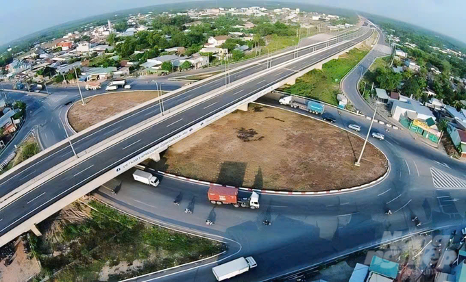 Đường nối cao tốc TP.HCM - Long Thành - Dầu Giây dài hơn 3,2km, từ nút giao thông An Phú đến Vành đai 2, được đề xuất mở rộng từ 4 lên 8 làn xe. Ảnh: Trần Phi.