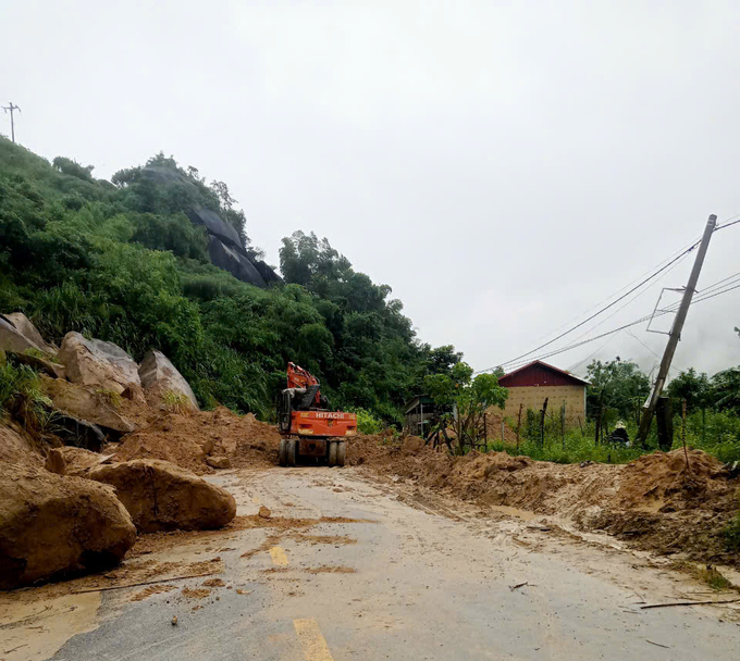 Sạt lở khiến giao thông tại nhiều tuyến đường bị ách tắc cục bộ. Ảnh: CTV.