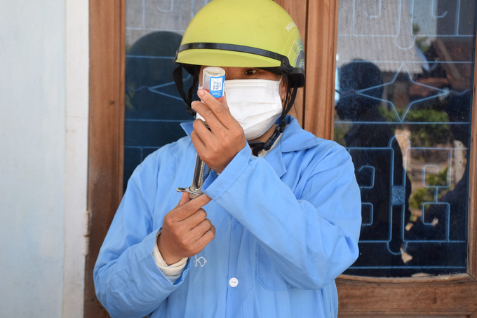 Lam Thi Hanh, a veterinary officer at Nhon Hoa ward, during a mass vaccination campaign against lumpy skin disease for cows in the local area. Photo: V.D.T.