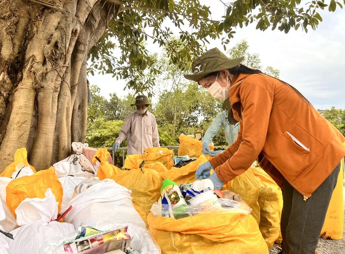 Collecting pesticide packaging in Dong Thap province. Photo: Son Trang.