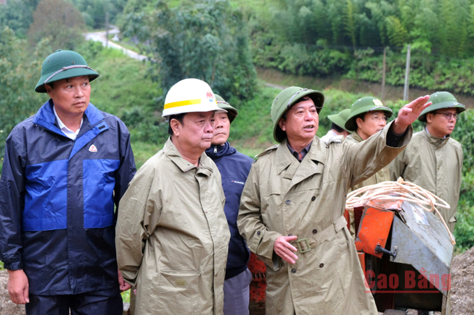 Bộ trưởng Lê Minh Hoan kiểm tra tiến độ thi công khu tái định cư xóm Lũng Lỳ (xã Ca Thành). Ảnh: Báo Cao Bằng. 