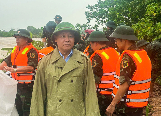 Ông Nguyễn Tùng Phong - Cục trưởng Cục Thủy lợi trực tiếp kiểm tra một điểm xảy ra sự cố sạt kênh Bắc Hưng Hải do ảnh hưởng của mưa bão ngày 11/9. Ảnh: Minh Phúc.