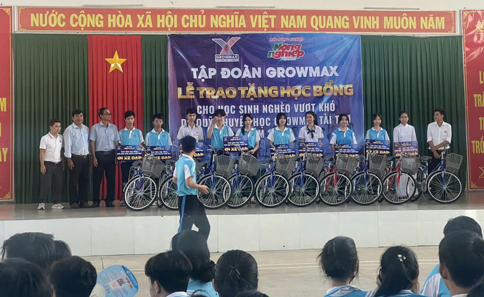 Tại Trường Trung học phổ thông Hoà Tú, ấp Hoà Khuông, xã Hoà Tú 1 (huyện Mỹ Xuyên, tỉnh Sóc Trăng), đại lý thức ăn thủy sản Bùi Thế Hải của Tập Đoàn GrowMax cùng trao xe đạp.