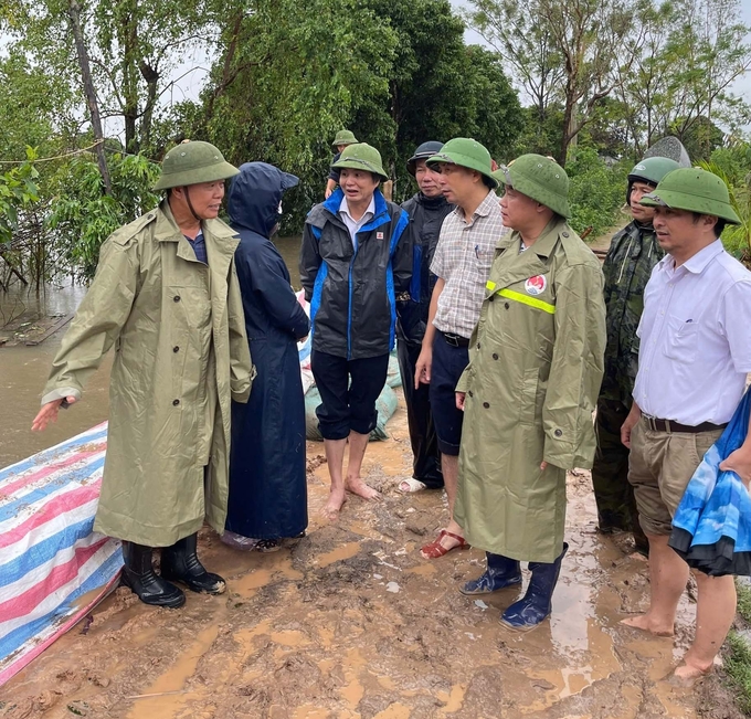 Đoàn công tác của Cục Thủy lợi đã tính đến phương án xẻ kênh Bắc Hưng Hải để phân nước cho các địa phương, tránh nguy cơ vỡ kênh trong tình huống xấu nhất. Ảnh: Ngọc Thành.