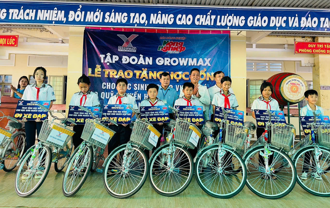 Trao học bổng tại Trường Trung học cơ sở Thạnh Phú, xã Thạnh Phú, huyện Mỹ Xuyên, Sóc Trăng.