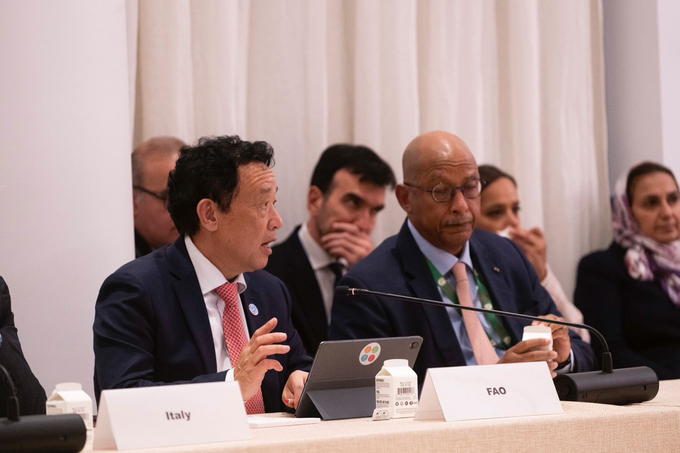 FAO Director-General QU Dongyu addresses a side event on climate policies during the UN General Assembly.