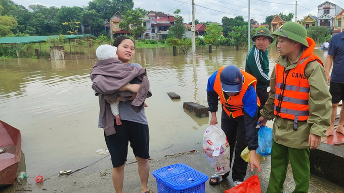 Người dân tại thành phố Thanh Hóa được lực lượng chức năng hỗ trợ sơ tán. Ảnh: CTV. 